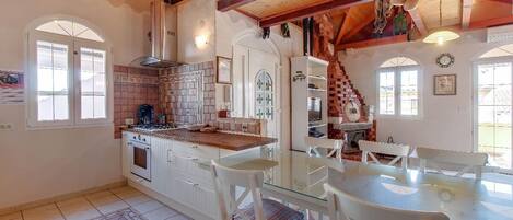 Fogão, cooktop, lava-louças, talheres/pratos/utensílios de cozinha