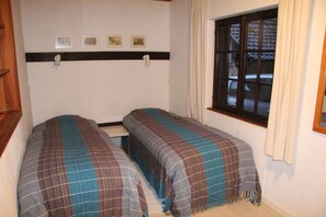 1 Schlafzimmer, Schreibtisch, Bügeleisen/Bügelbrett, Reisekinderbett