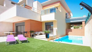 A modern two-story house with a swimming pool, outdoor seating, and a covered patio area. - ★4 Bedroom, Holiday villa with Private Pool, Beach nearby in Albufeira (Albufeira)