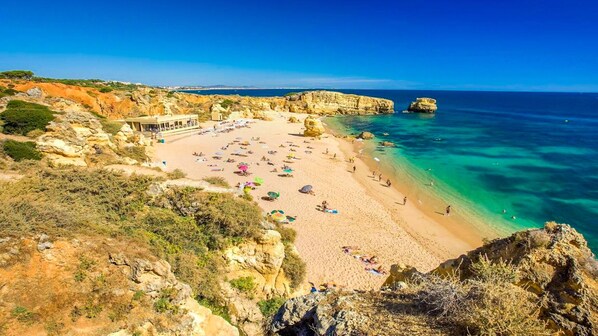 Una playa cerca, sillas reclinables de playa