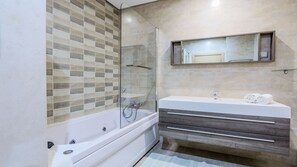 Duschwanne, Haartrockner, Bidet, Handtücher