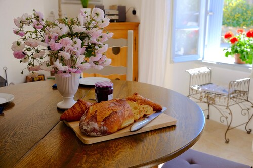 Chez LuLu – charming village house with roof terrace in the heart of Olonzac