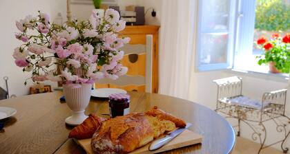 Chez LuLu – charming village house with roof terrace in the heart of Olonzac