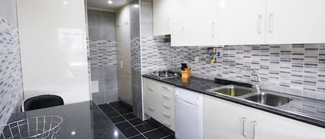 Geladeira, micro-ondas, fogão, cooktop