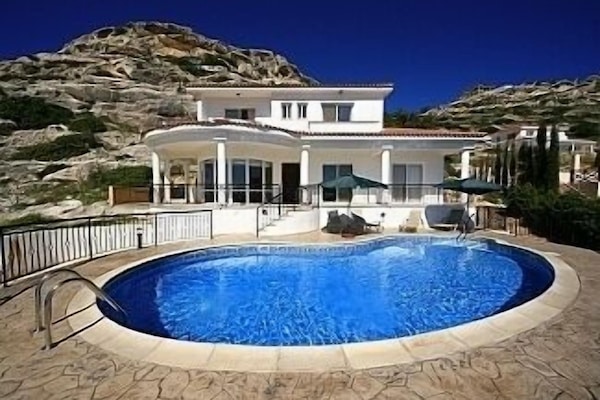 Visually stunning villa - perfectly maintained.