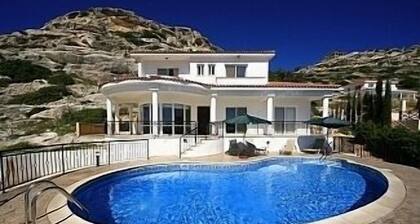 5 * villa with sea views to take your breath away near Coral Bay in Peyia .