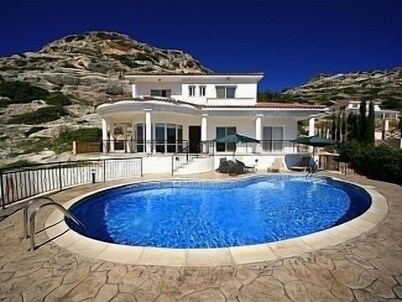 5 * villa with sea views to take your breath away near Coral Bay in Peyia .