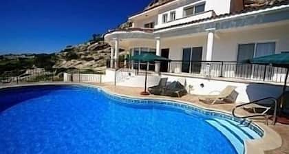 Villa de 5 * con vistas al mar y a la montaña para dejar sin aliento