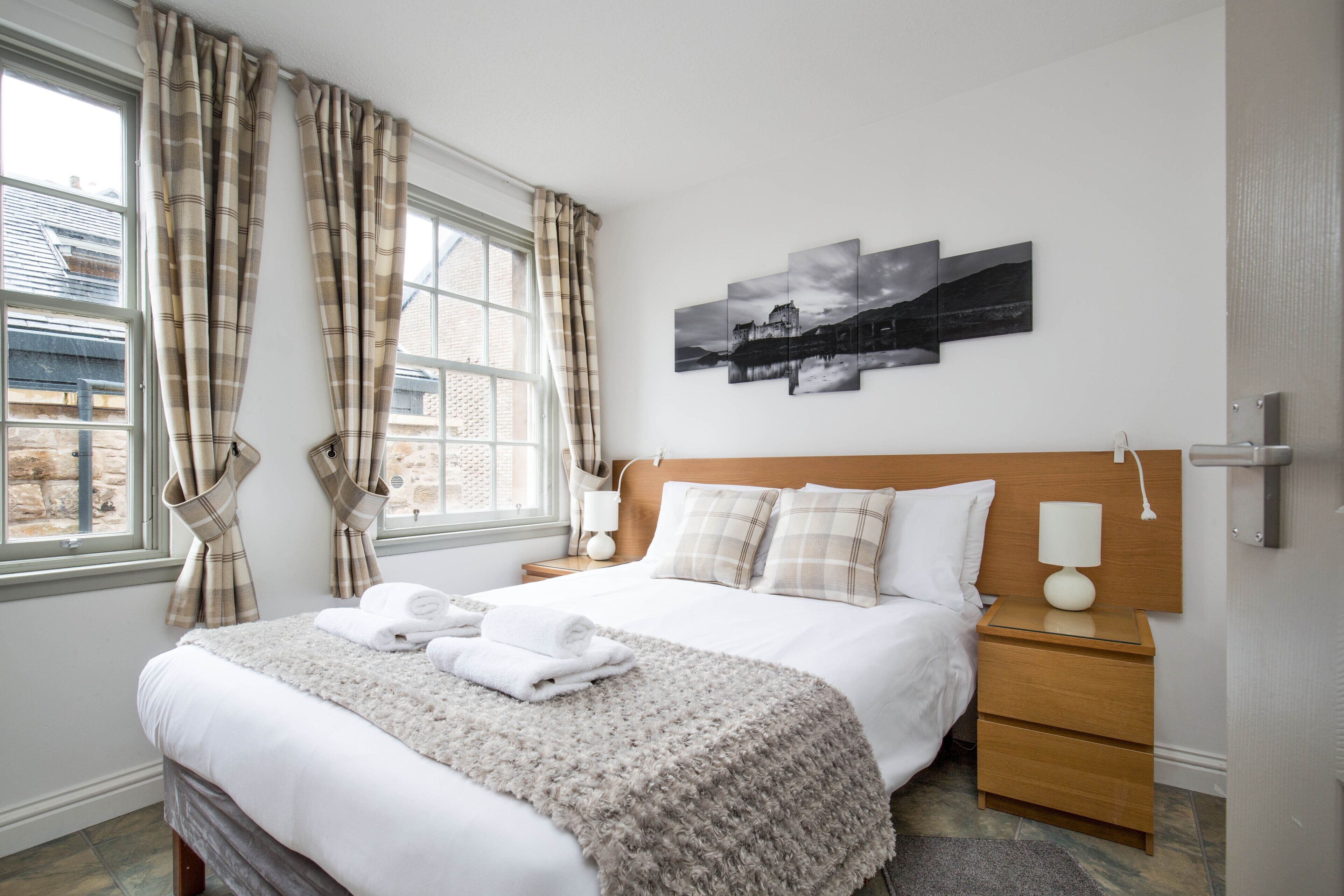 Grassmarket Apartment with Castle views & private parking space