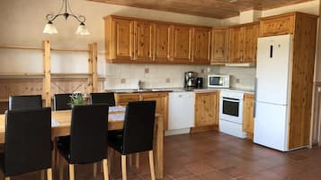 Geladeira, micro-ondas, fogĂŁo, cooktop