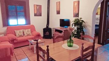 Una televisión, una chimenea