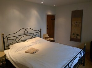 5 bedrooms, iron/ironing board, free WiFi, bed sheets - Beautiful Cotswold Farmhouse set in 50 acres (Kencot)