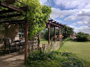 Outdoor dining - Beautiful Cotswold Farmhouse set in 50 acres (Kencot)