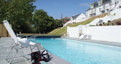 Amplias vistas al mar y al faro; piscina climatizada, cancha de tenis, playa, wifi, Sky