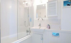 Combined shower/bathtub, hair dryer, towels, toilet paper - Expansive sea & lighthouse views. Luxury apartment on Devon clifftop NOW 15% OFF (Hallsands)