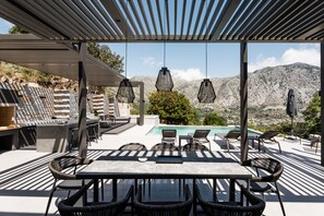 Outdoor dining - Eumelia Iconic Villa, with Heated Pool & Whirlpool, BBQ, Close to amenities (Rethymno)