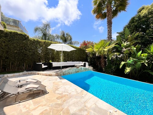 Gorgeous 4 bedroom villa with private, Heated pool, 10 min walk into Nice town