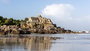 Nær stranden og solsenger