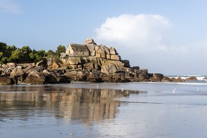 Beach nearby, sun loungers - Detached villa overlooking the sea: 'FEET IN THE WATER'. Amazing views. (Plouescat)
