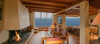 Independent huvila merinäköalalla: "Waterfront". Henkeäsalpaavat näkymät.