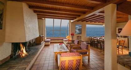 Detached villa overlooking the sea: 'FEET IN THE WATER'. Amazing views.