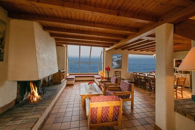  Detached villa overlooking the sea: 'FEET IN THE WATER'. Amazing views.