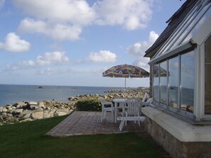 Outdoor dining - Detached villa overlooking the sea: 'FEET IN THE WATER'. Amazing views. (Plouescat)