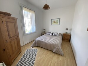 2 bedrooms, iron/ironing board, free WiFi, bed sheets