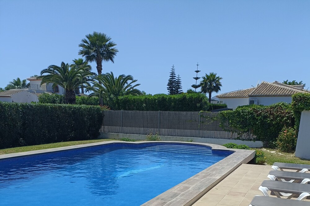 Four Bed Villa, Private 10.5m Pool, Bedroom A/C, Private Grounds, WiFi Available