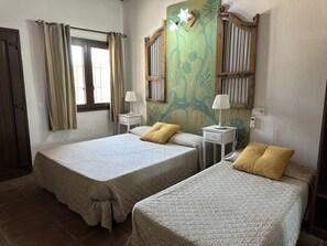8 chambres, fer et planche à repasser, accès Internet, draps fournis