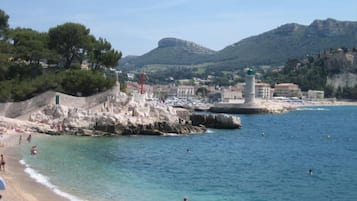 在海灘附近、躺椅