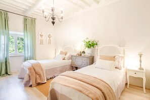 12 chambres, fer et planche Ă repasser, literie fournie