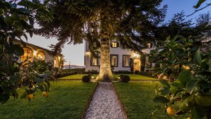 Un jardín bien cuidado con un camino de grava que lleva a un edificio.