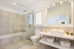 Combined shower/tub, hair dryer, towels
