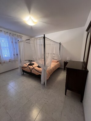 3 chambres, fer et planche à repasser, Wi-Fi gratuit, draps fournis