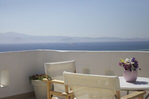 Outdoor dining - Naxos Aigli Junior villas & Master villa.....dream blue...think light... (Plaka-Orkos Naxos)