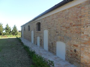 Property grounds - farmhouse in a hilly position a stone's throw from the sea (chieuti)