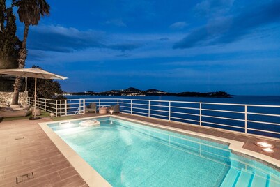 Dubrovnik Private Beach and Pool Charming Seafront Villa For 10 