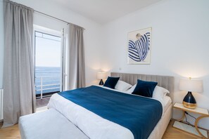 4 dormitorios, escritorio, tabla de planchar con plancha y cuna de viaje