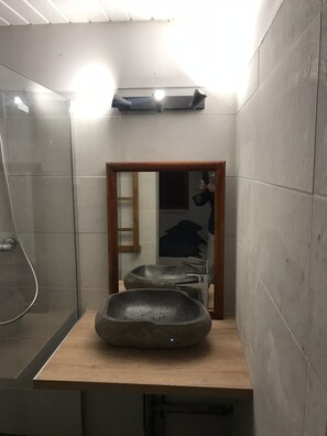 Duschwanne, Haartrockner, Handtücher, Toilettenpapier