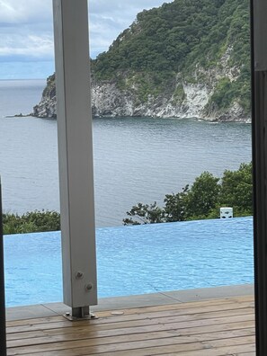 Piscine à débordement