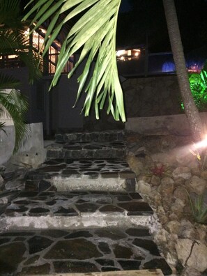 المنطقة المحيطة بالمنشأة