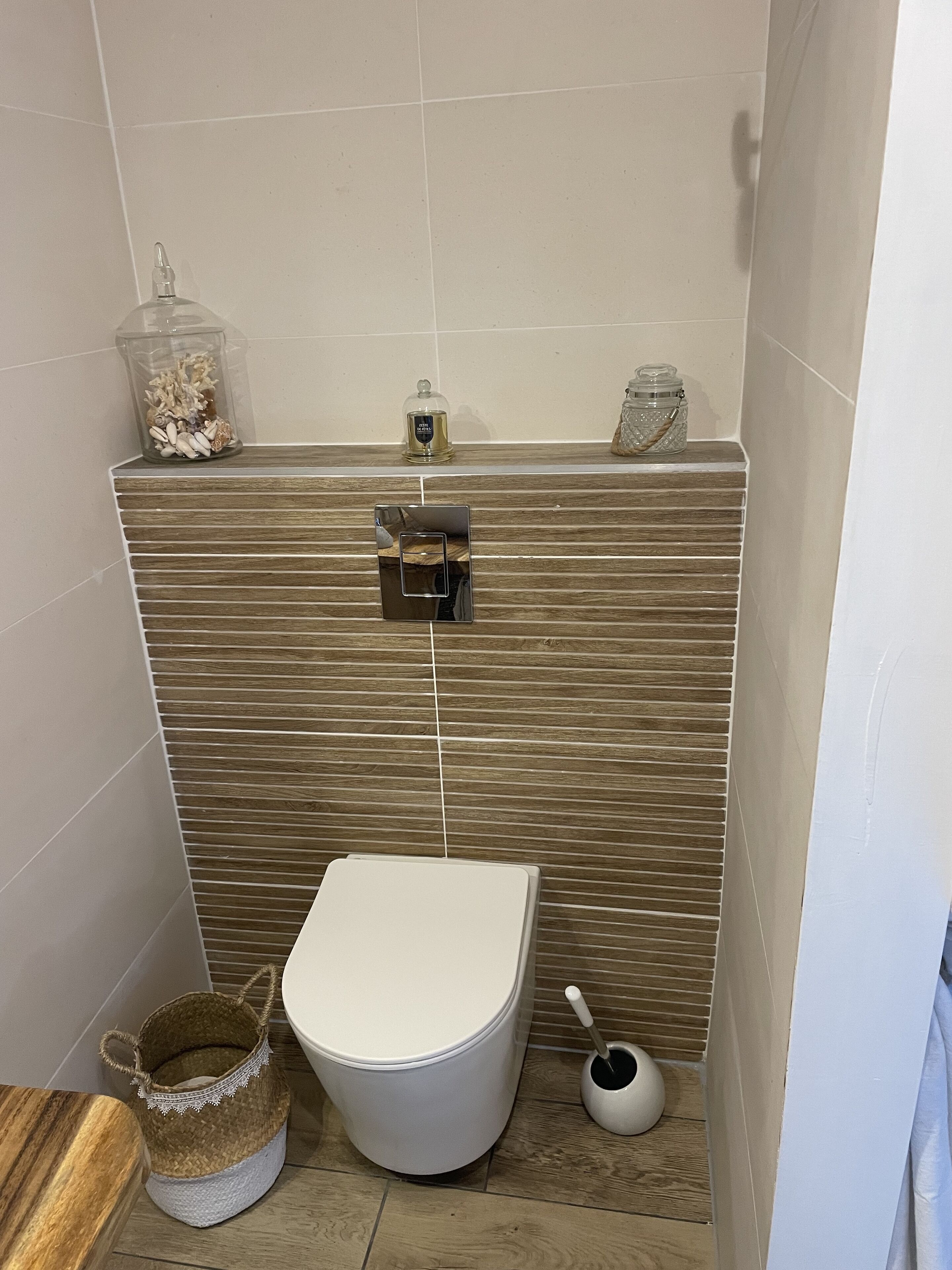 Une salle de bain équipée de toilettes, d’un bidet et d’une poubelle.