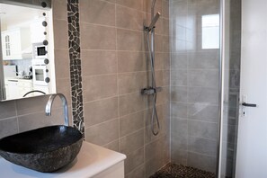 Shower, hair dryer - Le Bois Plage En Re: House / Villa - Le bois plage en ré (Le Bois-Plage-En-Ré)