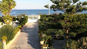 A pathway leading to a white gate with a view of the sea. - Villa with swimming pool facing the sea, for those who love peace and privacy (Marzamemi (Pachino) -SR)