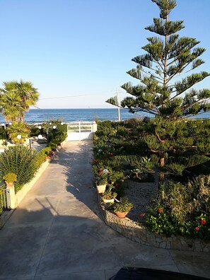 Property grounds - Villa with swimming pool facing the sea, for those who love peace and privacy (Marzamemi (Pachino) -SR)