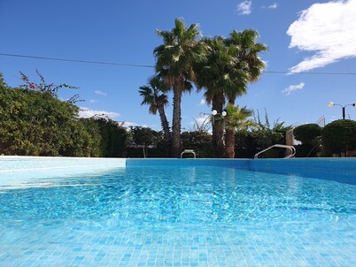 Villa with swimming pool facing the sea, for those who love peace and privacy