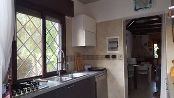 Frigorifero, microonde, forno, piano cottura