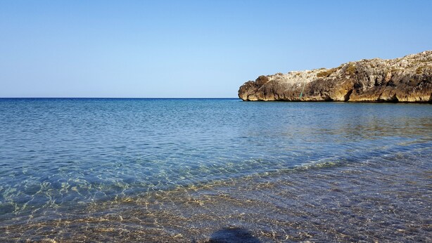 A clear coastal view with rocky cliffs and calm sea. - Villa with swimming pool facing the sea, for those who love peace and privacy (Marzamemi (Pachino) -SR)