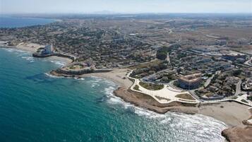 Vlak bij het strand, ligstoelen aan het strand